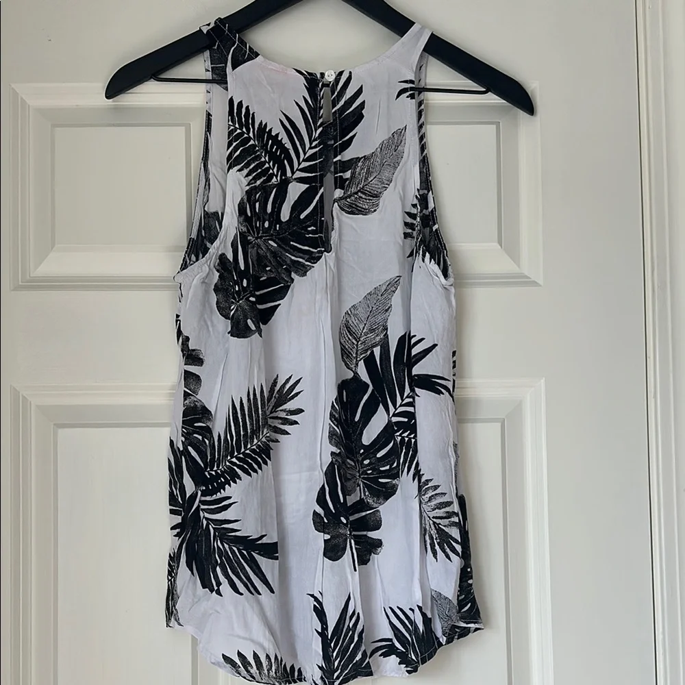 Old Navy Monochrome Leaf Print Top - Picture 3 of 4